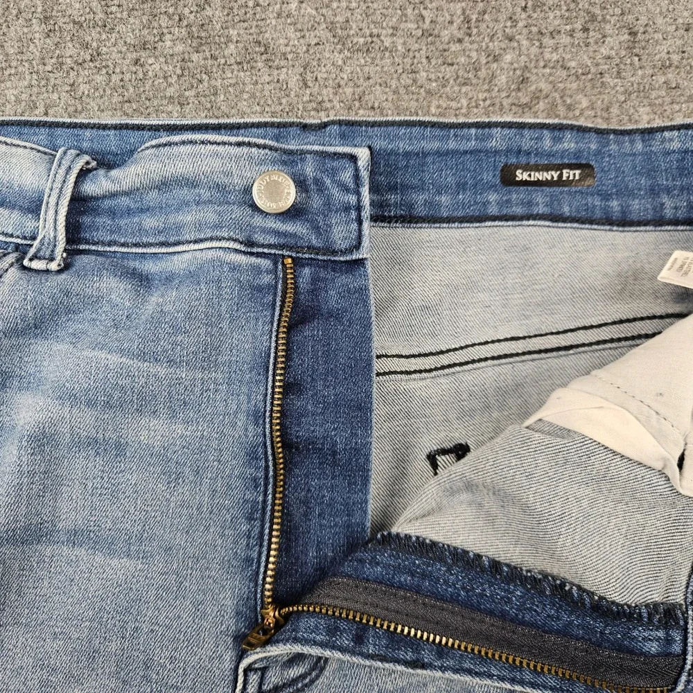 Judy Blue Skinny Fit Distressed Jeans Light Wash Raw Hem 22W JB82241MD-PL